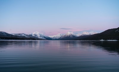 白天湖边的山被白雪覆盖